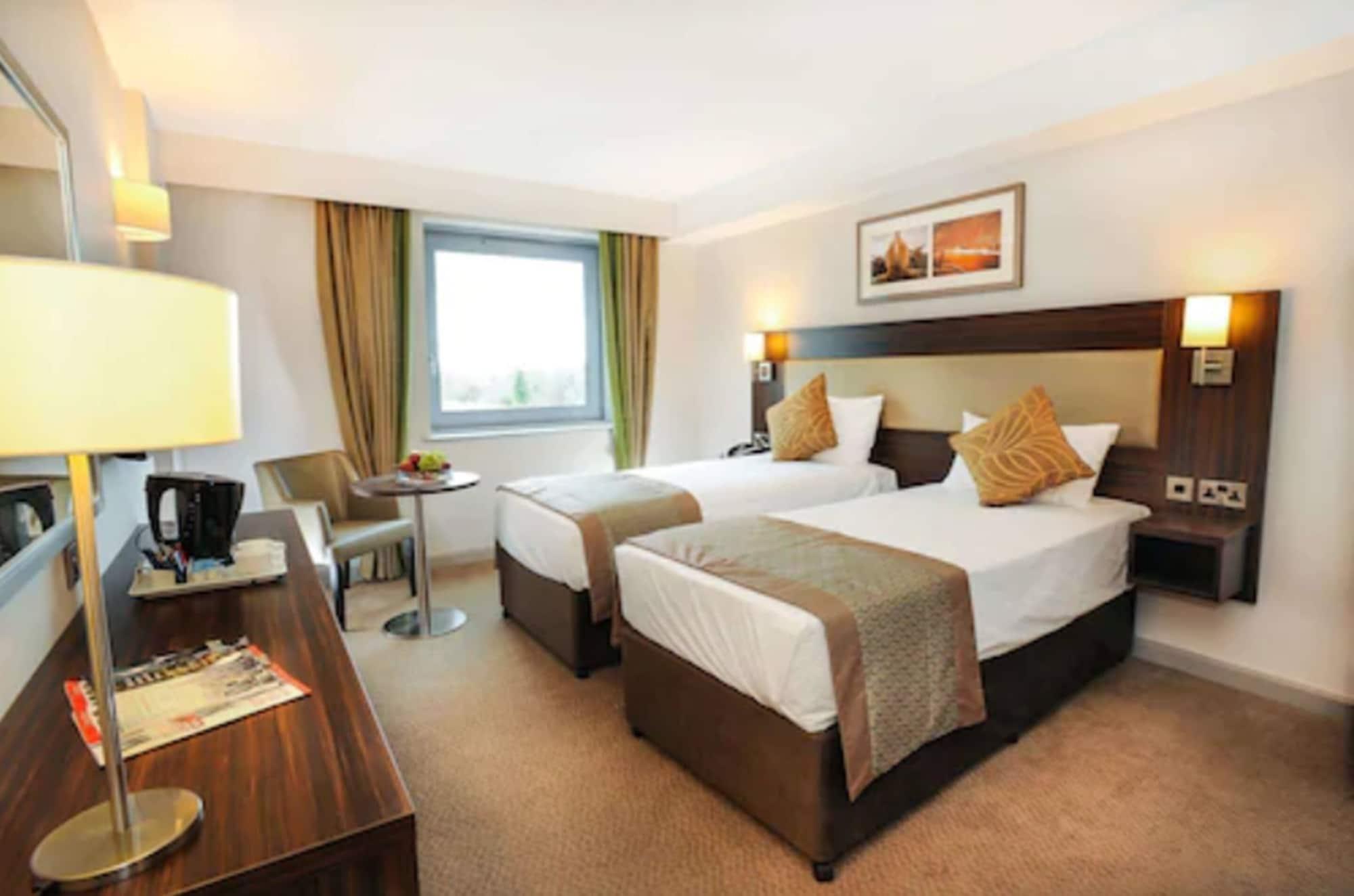 Heston Hyde Hotel Hounslow Extérieur photo