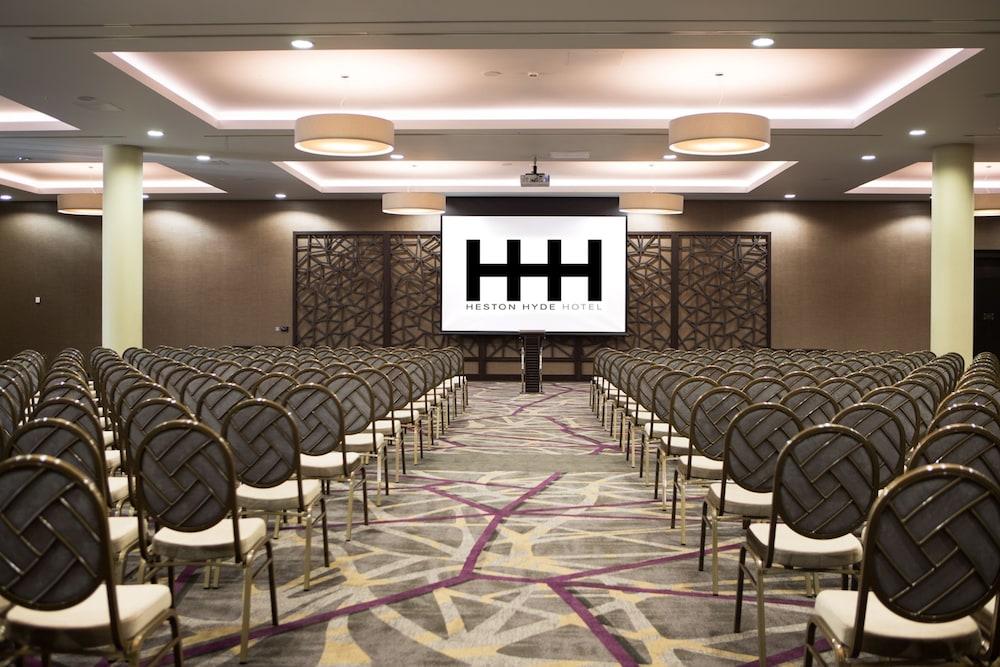 Heston Hyde Hotel Hounslow Extérieur photo