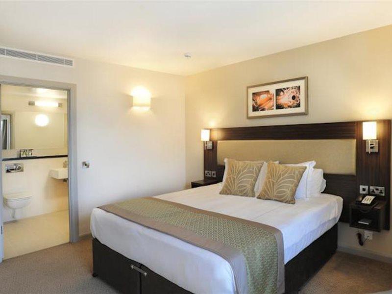 Heston Hyde Hotel Hounslow Extérieur photo