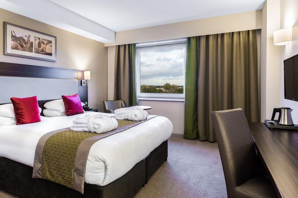 Heston Hyde Hotel Hounslow Extérieur photo